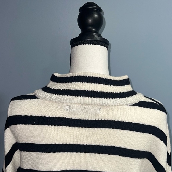 zesica- Black and white turtle neck sweater - Picture 4 of 5